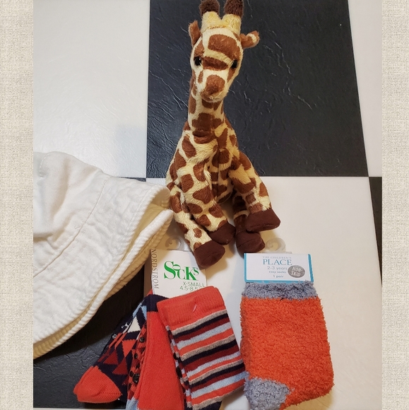 🚩 SALE 4 pair Socks NWT Toddler Non-Skid - Picture 4 of 4